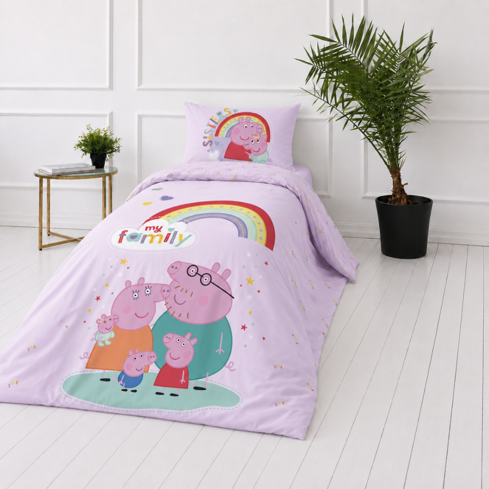 Påslakanset „Peppa Pig“. Sängkläder barn, 135x200 cm. Lila bäddset med regnbågar, hjärtan och färgglatt „family“-mönster. Påslakanset „Peppa Pig“. Sängkläder barn, 135x200 cm. Lila bäddset med regnbågar, hjärtan och färgglatt „family“-mönster.