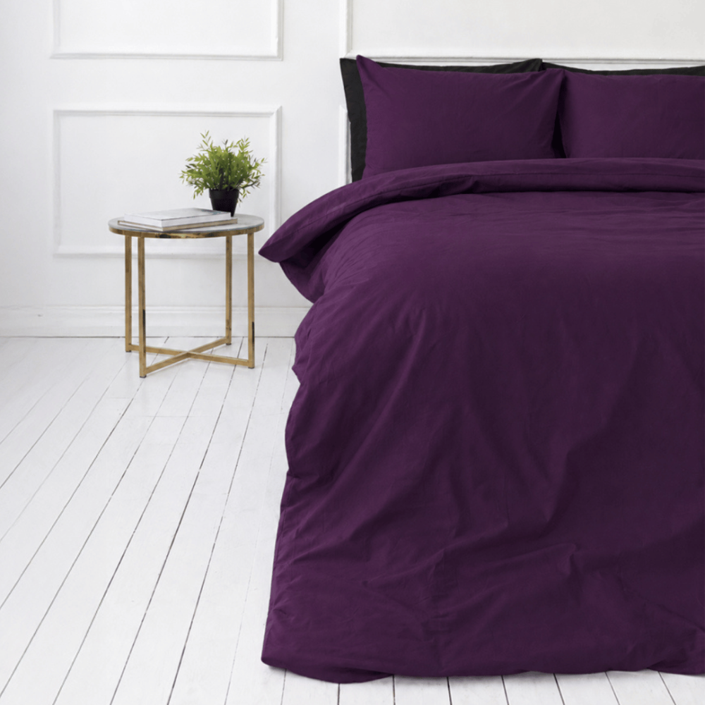 Påslakanset „Plum“. Sängkläder 155x200, 140x200 cm, 150x200 cm, 160x200 cm, 180x200 cm, 200x200 cm, 200x220 cm, 240x220 cm. Enfärgat bäddset i en djup lila nyans utan mönster. Påslakanset „Plum“. Sängkläder 155x200, 140x200 cm, 150x200 cm, 160x200 cm, 180x200 cm, 200x200 cm, 200x220 cm, 240x220 cm. Enfärgat bäddset i en djup lila nyans utan mönster.