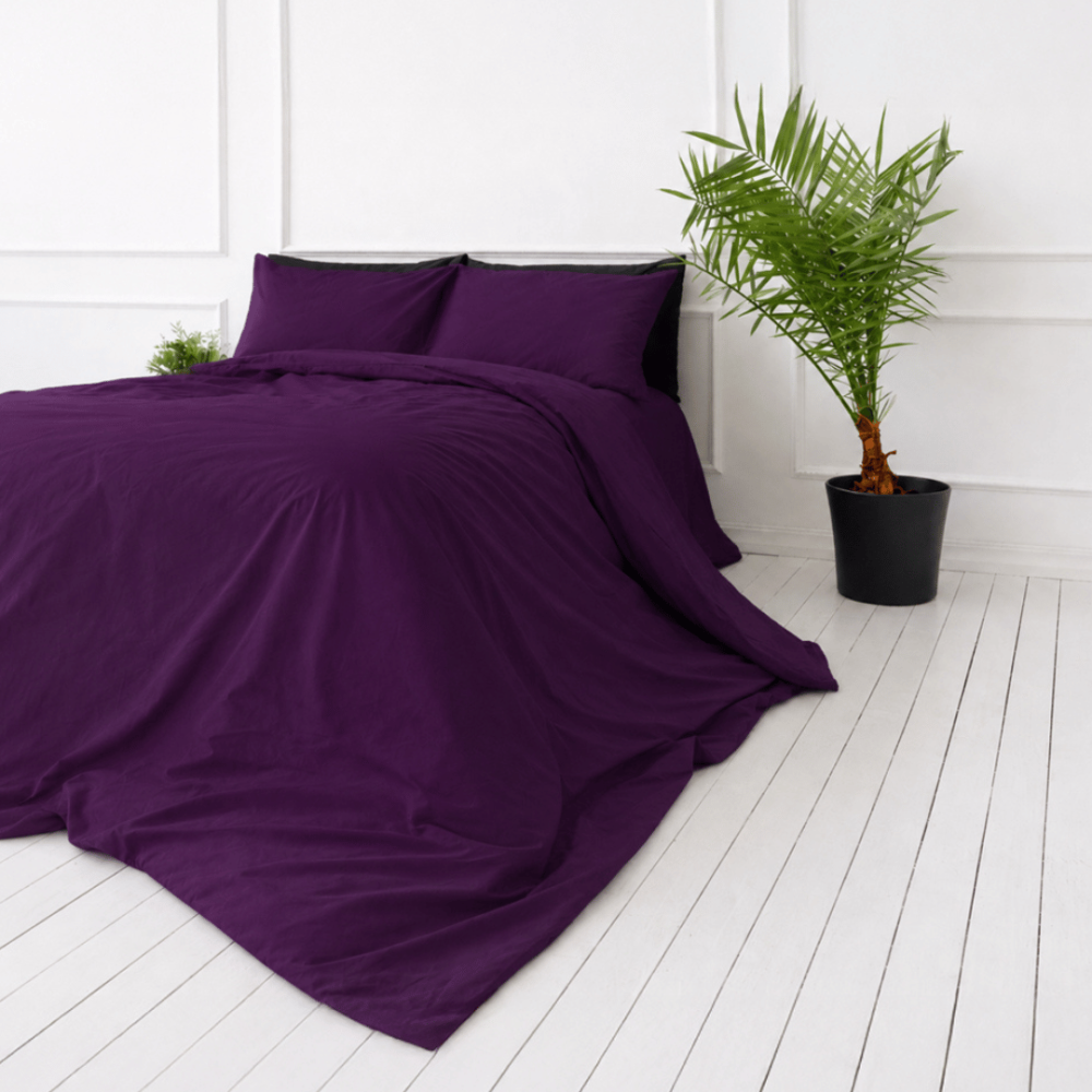Påslakanset „Plum“. Sängkläder 155x200, 140x200 cm, 150x200 cm, 160x200 cm, 180x200 cm, 200x200 cm, 200x220 cm, 240x220 cm. Mörklila bäddset med en minimalistisk enfärgad design. Påslakanset „Plum“. Sängkläder 155x200, 140x200 cm, 150x200 cm, 160x200 cm, 180x200 cm, 200x200 cm, 200x220 cm, 240x220 cm. Mörklila bäddset med en minimalistisk enfärgad design.