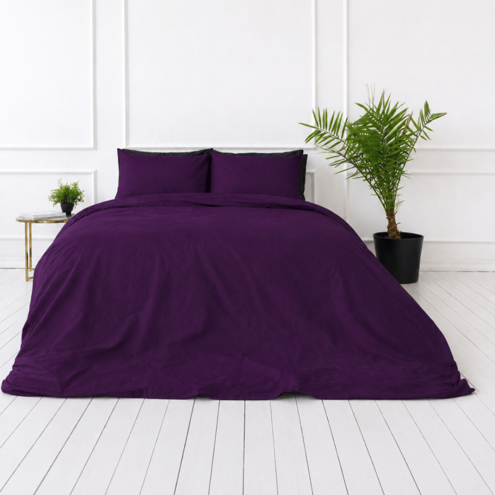 Påslakanset „Plum“. Sängkläder 155x200, 140x200 cm, 150x200 cm, 160x200 cm, 180x200 cm, 200x200 cm, 200x220 cm, 240x220 cm. Bäddset i en fyllig plommonfärg utan ytterligare mönster. Påslakanset „Plum“. Sängkläder 155x200, 140x200 cm, 150x200 cm, 160x200 cm, 180x200 cm, 200x200 cm, 200x220 cm, 240x220 cm. Bäddset i en fyllig plommonfärg utan ytterligare mönster.