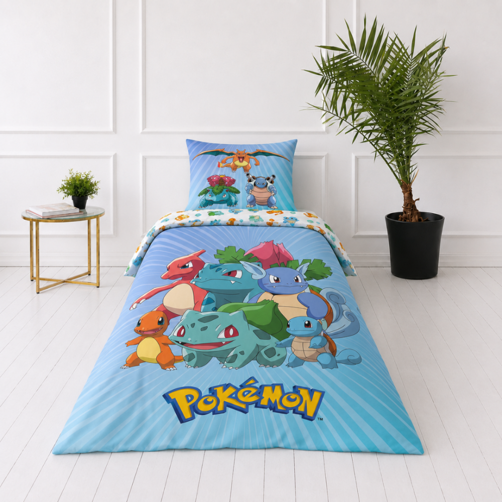 Påslakanset „Pokemon“. Sängkläder barn, 135x200 cm. Bäddset i blå nyanser med stora färgglada motiv av pokémon-karaktärer. Påslakanset „Pokemon“. Sängkläder barn, 135x200 cm. Bäddset i blå nyanser med stora färgglada motiv av pokémon-karaktärer.