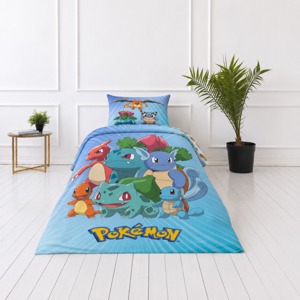 Påslakanset „Pokemon“. Sängkläder barn, 135x200 cm. Vändbart ljusblått bäddset med pokémon-karaktärer och småmönstrad vit baksida. Påslakanset „Pokemon“. Sängkläder barn, 135x200 cm. Vändbart ljusblått bäddset med pokémon-karaktärer och småmönstrad vit baksida.