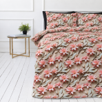 Påslakanset „Rosy Whisper“. Sängkläder 155x200, 140x200 cm, 150x200 cm, 160x200 cm, 180x200 cm, 200x200 cm, 200x220 cm, 240x220 cm. Bäddset med rosa korallblommor mot en varm sandfärgad bakgrund. Påslakanset „Rosy Whisper“. Sängkläder 155x200, 140x200 cm, 150x200 cm, 160x200 cm, 180x200 cm, 200x200 cm, 200x220 cm, 240x220 cm. Bäddset med rosa korallblommor mot en varm sandfärgad bakgrund.