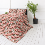 Påslakanset „Rosy Whisper“. Sängkläder 155x200, 140x200 cm, 150x200 cm, 160x200 cm, 180x200 cm, 200x200 cm, 200x220 cm, 240x220 cm. Blommigt bäddset med korallfärgade blommor och krämfärgade blad. Påslakanset „Rosy Whisper“. Sängkläder 155x200, 140x200 cm, 150x200 cm, 160x200 cm, 180x200 cm, 200x200 cm, 200x220 cm, 240x220 cm. Blommigt bäddset med korallfärgade blommor och krämfärgade blad.