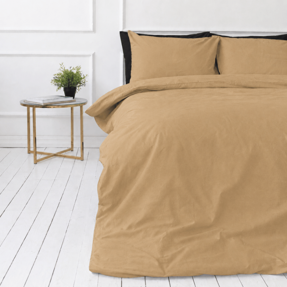 Påslakanset „Senape“. Beige sängkläder, 140x200 cm, 150x200 cm, 160x200 cm, 180x200 cm, 200x200 cm, 200x220 cm, 240x220 cm. Bäddset i varm sandfärg med enfärgad design utan mönster. Påslakanset „Senape“. Beige sängkläder, 140x200 cm, 150x200 cm, 160x200 cm, 180x200 cm, 200x200 cm, 200x220 cm, 240x220 cm. Bäddset i varm sandfärg med enfärgad design utan mönster.