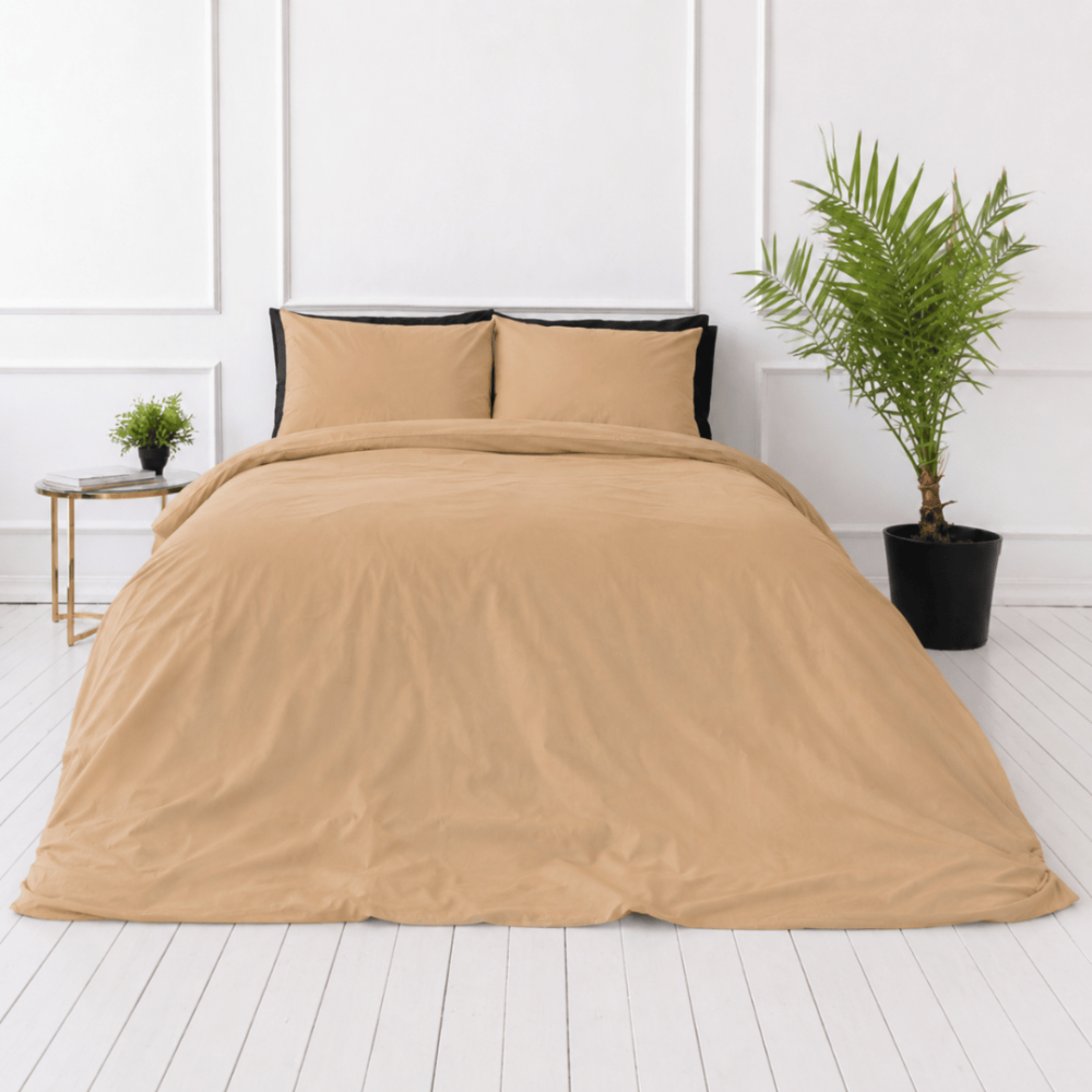 Påslakanset „Senape“. Beige sängkläder, 140x200 cm, 150x200 cm, 160x200 cm, 180x200 cm, 200x200 cm, 200x220 cm, 240x220 cm. Bäddset i en mjuk karamellbeige sandfärg. Påslakanset „Senape“. Beige sängkläder, 140x200 cm, 150x200 cm, 160x200 cm, 180x200 cm, 200x200 cm, 200x220 cm, 240x220 cm. Bäddset i en mjuk karamellbeige sandfärg.