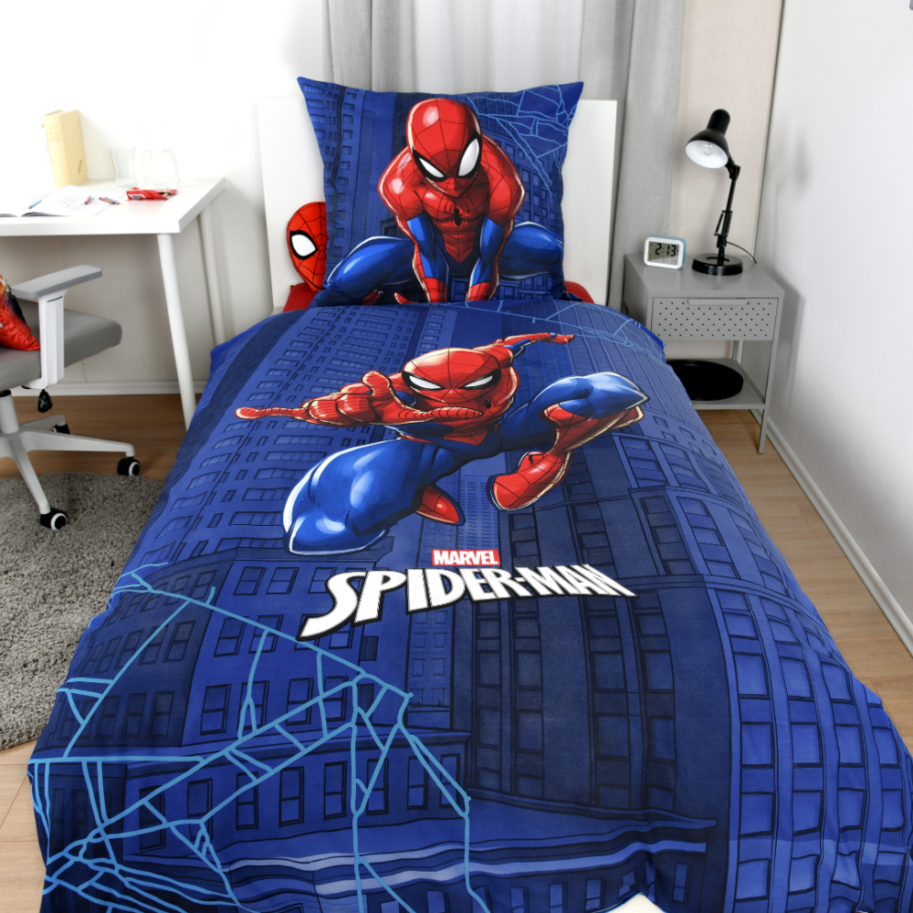 Påslakanset „Spiderman“. Sängkläder barn, 135x200 cm. Ljusblått sängklädesmönster med återkommande röda spider-man-motiv Påslakanset „Spiderman“. Sängkläder barn, 135x200 cm. Ljusblått sängklädesmönster med återkommande röda spider-man-motiv