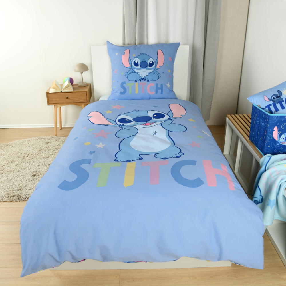 Påslakanset „Stitch Blue“. Sängkläder barn, 135x200 cm. Blå bädddesign med stitch, rosa öron och färgglada stjärnor. Påslakanset „Stitch Blue“. Sängkläder barn, 135x200 cm. Blå bädddesign med stitch, rosa öron och färgglada stjärnor.