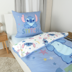 Påslakanset „Stitch Blue“. Sängkläder barn, 135x200 cm. Vitt mönster på vändbar bädddesign med stitch, månar och pastellfärgade stjärnor. Påslakanset „Stitch Blue“. Sängkläder barn, 135x200 cm. Vitt mönster på vändbar bädddesign med stitch, månar och pastellfärgade stjärnor.