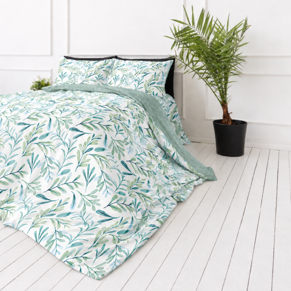 Påslakanset „Teal Grove“. Gröna sängkläder, 140x200 cm, 200x200 cm, 200x220 cm. Bäddset med akvarelliknande gröna blad på vit bakgrund Påslakanset „Teal Grove“. Gröna sängkläder, 140x200 cm, 200x200 cm, 200x220 cm. Bäddset med akvarelliknande gröna blad på vit bakgrund