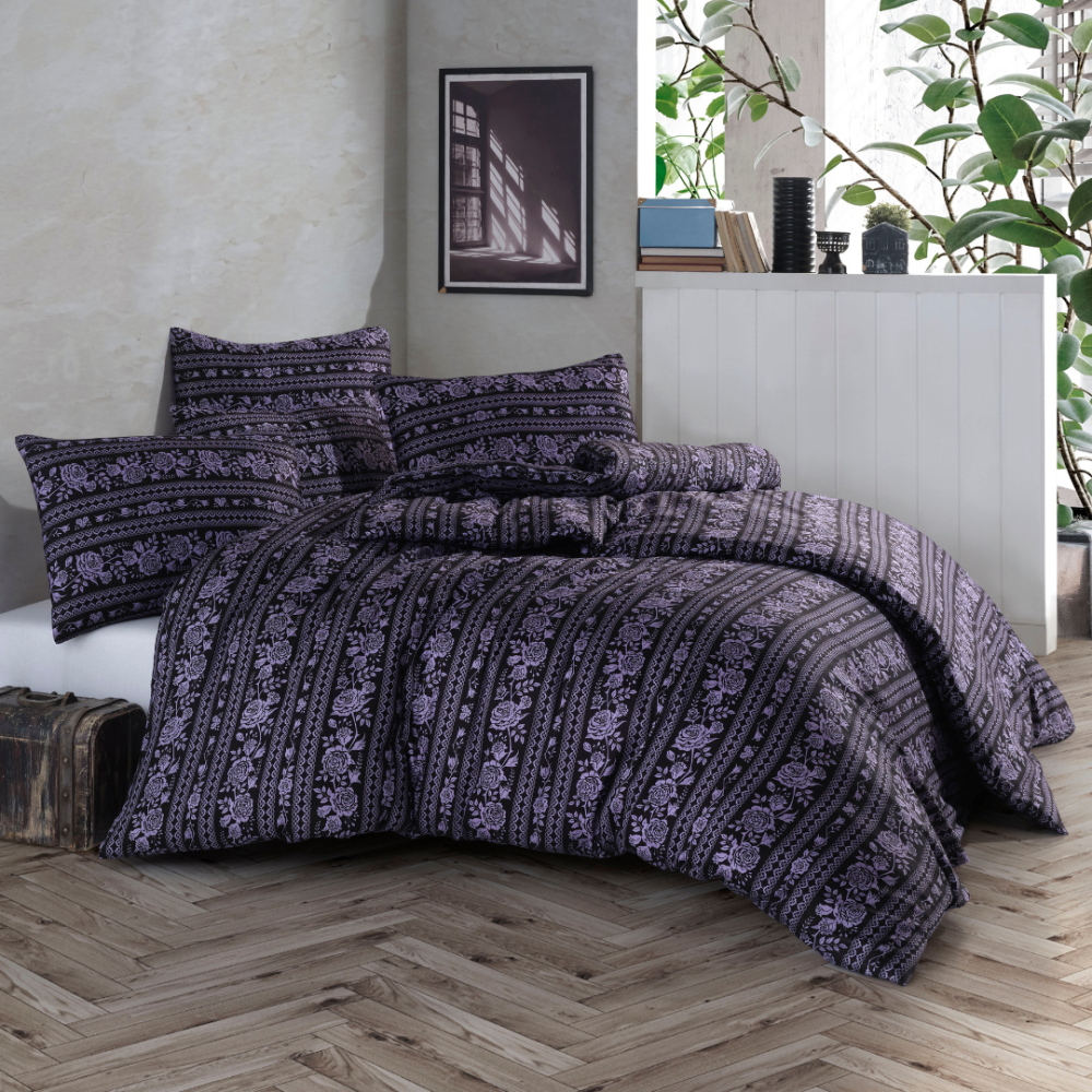 Satin påslakanset „Vitor Purple“. Påslakanset 135x200, 140x200 cm, 200x200 cm, 200x220 cm Satin påslakanset „Vitor Purple“. Påslakanset 135x200, 140x200 cm, 200x200 cm, 200x220 cm