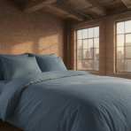Påslakanset „Yale Bluey“. Enfärgade sängkläder, 140x200 cm, 150x200 cm, 160x200 cm, 180x200 cm, 200x200 cm, 200x220 cm, 240x220 cm. Elegant dammig blå sängkläder i en sofistikerad, dämpad stålblå nyans med subtila grå undertoner – en rik och mångsidig färg som skapar en lugn men stilren atmosfär. Påslakanset „Yale Bluey“. Enfärgade sängkläder, 140x200 cm, 150x200 cm, 160x200 cm, 180x200 cm, 200x200 cm, 200x220 cm, 240x220 cm. Elegant dammig blå sängkläder i en sofistikerad, dämpad stålblå nyans med subtila grå undertoner – en rik och mångsidig färg som skapar en lugn men stilren atmosfär.