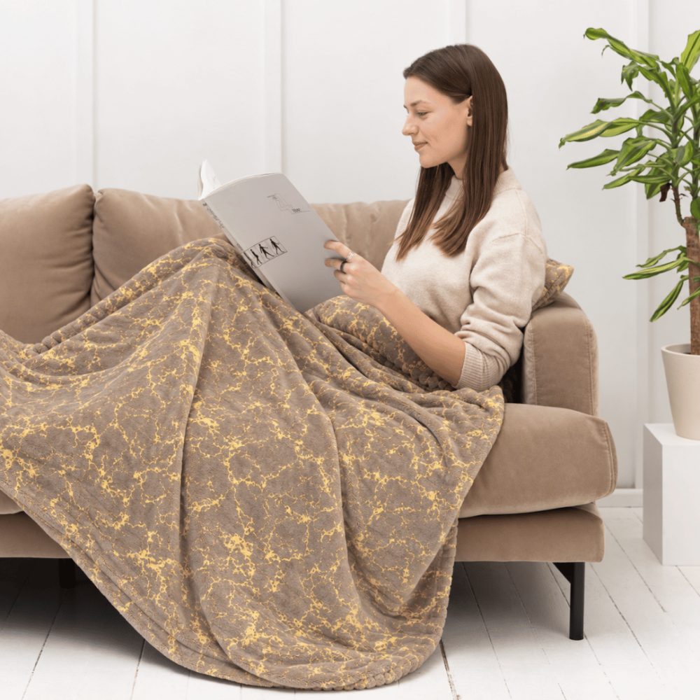 Pläd „Gilded Brown fleece blanket“. Plädar, 200x220 cm. Varmt brunbeige pläd dekorerad med oregelbundna guldfärgade marmorlinjer. Pläd „Gilded Brown fleece blanket“. Plädar, 200x220 cm. Varmt brunbeige pläd dekorerad med oregelbundna guldfärgade marmorlinjer.