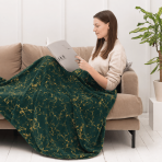 Pläd „Gilded Green fleece blanket“. Plädar, 200x220 cm. Djupt grön pläd dekorerad med oregelbundna guldfärgade marmorlinjer. Pläd „Gilded Green fleece blanket“. Plädar, 200x220 cm. Djupt grön pläd dekorerad med oregelbundna guldfärgade marmorlinjer.
