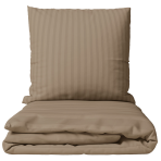 Premium satin påslakanset „Brandy Stripe Sateen“. Påslakanset 150x210, 140x200 cm, 150x200 cm, 160x200 cm, 180x200 cm, 200x200 cm, 200x220 cm, 240x220 cm. Brunt bäddset med subtilt mönster av smala ränder