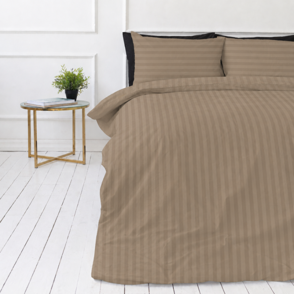 Premium satin påslakanset „Brandy Stripe Sateen“. Påslakanset 150x210, 140x200 cm, 150x200 cm, 160x200 cm, 180x200 cm, 200x200 cm, 200x220 cm, 240x220 cm. Bäddset i mörkt sandbrun ton med ränder