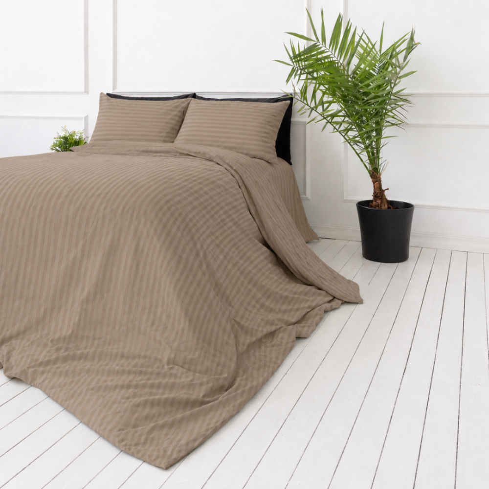 Premium satin påslakanset „Brandy Stripe Sateen“. Påslakanset 150x210, 140x200 cm, 150x200 cm, 160x200 cm, 180x200 cm, 200x200 cm, 200x220 cm, 240x220 cm. Varmt brunt bäddset med elegant randig yta