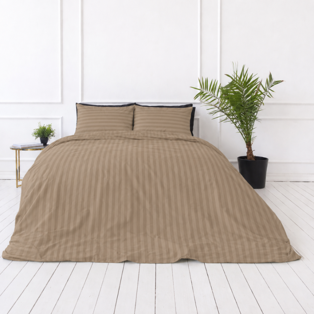 Premium satin påslakanset „Brandy Stripe Sateen“. Påslakanset 150x210, 140x200 cm, 150x200 cm, 160x200 cm, 180x200 cm, 200x200 cm, 200x220 cm, 240x220 cm. Brunt bäddset med mjuk ton-i-ton-randeffekt