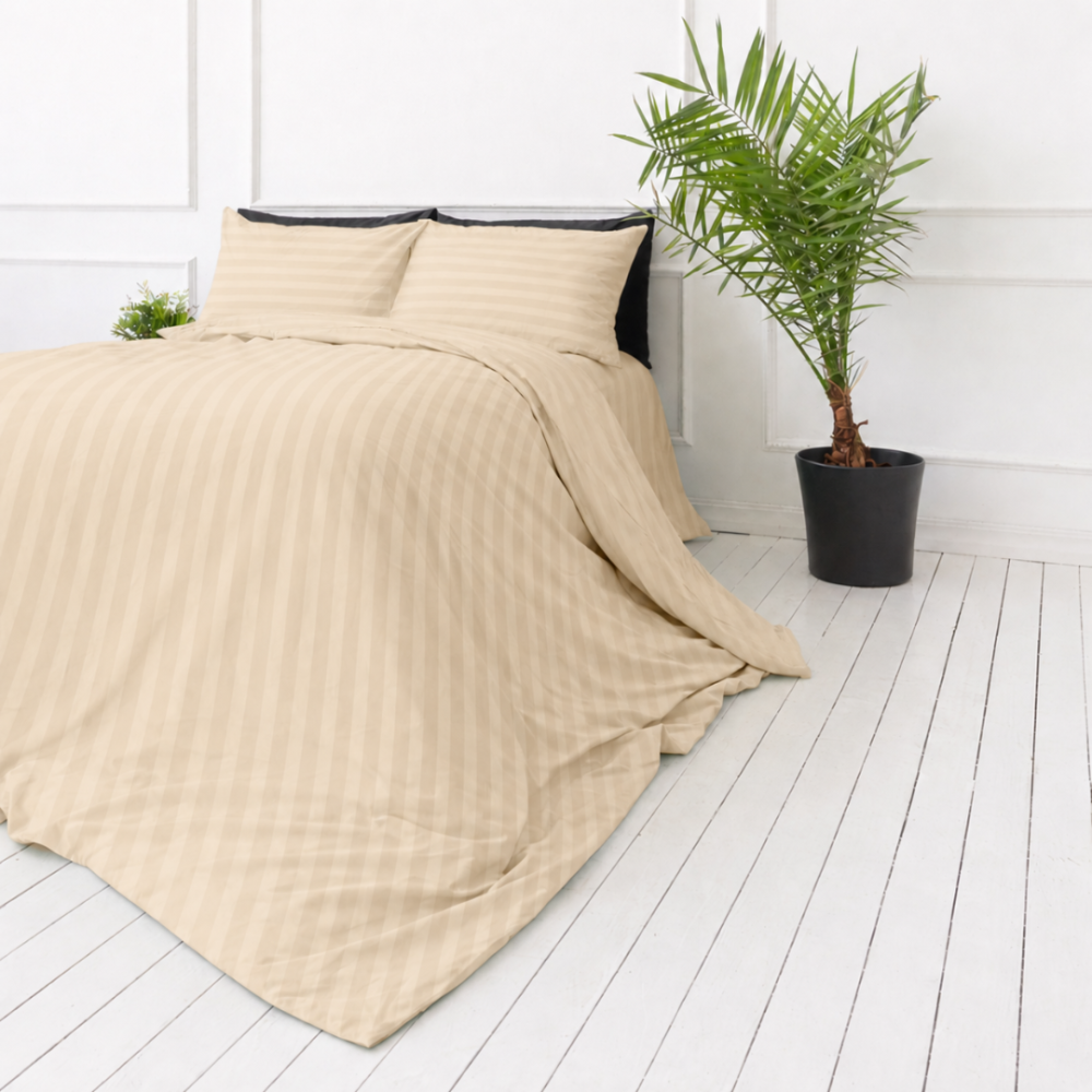 Premium satin påslakanset „Champagne Stripe Sateen“. Påslakanset 150x210, 140x200 cm, 150x200 cm, 160x200 cm, 180x200 cm, 200x200 cm, 200x220 cm, 240x220 cm. Sandfärgat bäddset med mjuk satinliknande stripeffekt Premium satin påslakanset „Champagne Stripe Sateen“. Påslakanset 150x210, 140x200 cm, 150x200 cm, 160x200 cm, 180x200 cm, 200x200 cm, 200x220 cm, 240x220 cm. Sandfärgat bäddset med mjuk satinliknande stripeffekt