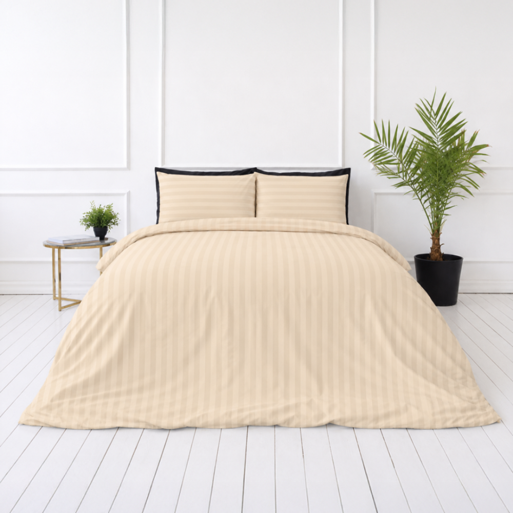 Premium satin påslakanset „Champagne Stripe Sateen“. Påslakanset 150x210, 140x200 cm, 150x200 cm, 160x200 cm, 180x200 cm, 200x200 cm, 200x220 cm, 240x220 cm. Ljust krämfärgat bäddset med subtilt randmönster Premium satin påslakanset „Champagne Stripe Sateen“. Påslakanset 150x210, 140x200 cm, 150x200 cm, 160x200 cm, 180x200 cm, 200x200 cm, 200x220 cm, 240x220 cm. Ljust krämfärgat bäddset med subtilt randmönster