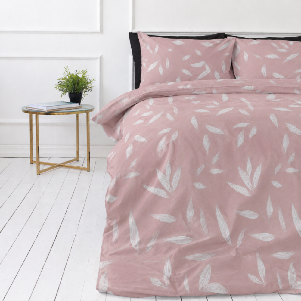 Premium satin påslakanset „Flopsie“. Mako satin sängkläder, 140x200 cm, 150x200 cm, 160x200 cm, 180x200 cm, 200x200 cm, 200x220 cm, 240x220 cm. Mjukt rosa bäddset med vita blad och tunna kvistar Premium satin påslakanset „Flopsie“. Mako satin sängkläder, 140x200 cm, 150x200 cm, 160x200 cm, 180x200 cm, 200x200 cm, 200x220 cm, 240x220 cm. Mjukt rosa bäddset med vita blad och tunna kvistar