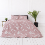 Premium satin påslakanset „Flopsie“. Mako satin sängkläder, 140x200 cm, 150x200 cm, 160x200 cm, 180x200 cm, 200x200 cm, 200x220 cm, 240x220 cm. Pastellrosa bäddset med vitt växtinspirerat bladmönster Premium satin påslakanset „Flopsie“. Mako satin sängkläder, 140x200 cm, 150x200 cm, 160x200 cm, 180x200 cm, 200x200 cm, 200x220 cm, 240x220 cm. Pastellrosa bäddset med vitt växtinspirerat bladmönster