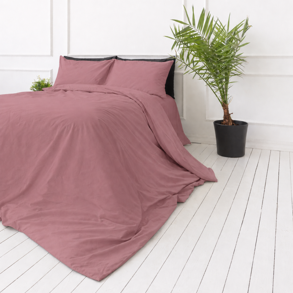 Premium satin påslakanset „Grape sateen“. Påslakanset 150x210, 140x200 cm, 150x200 cm, 160x200 cm, 180x200 cm, 200x200 cm, 200x220 cm, 240x220 cm. Enfärgat bäddset i rosa nyans med mjuk design Premium satin påslakanset „Grape sateen“. Påslakanset 150x210, 140x200 cm, 150x200 cm, 160x200 cm, 180x200 cm, 200x200 cm, 200x220 cm, 240x220 cm. Enfärgat bäddset i rosa nyans med mjuk design