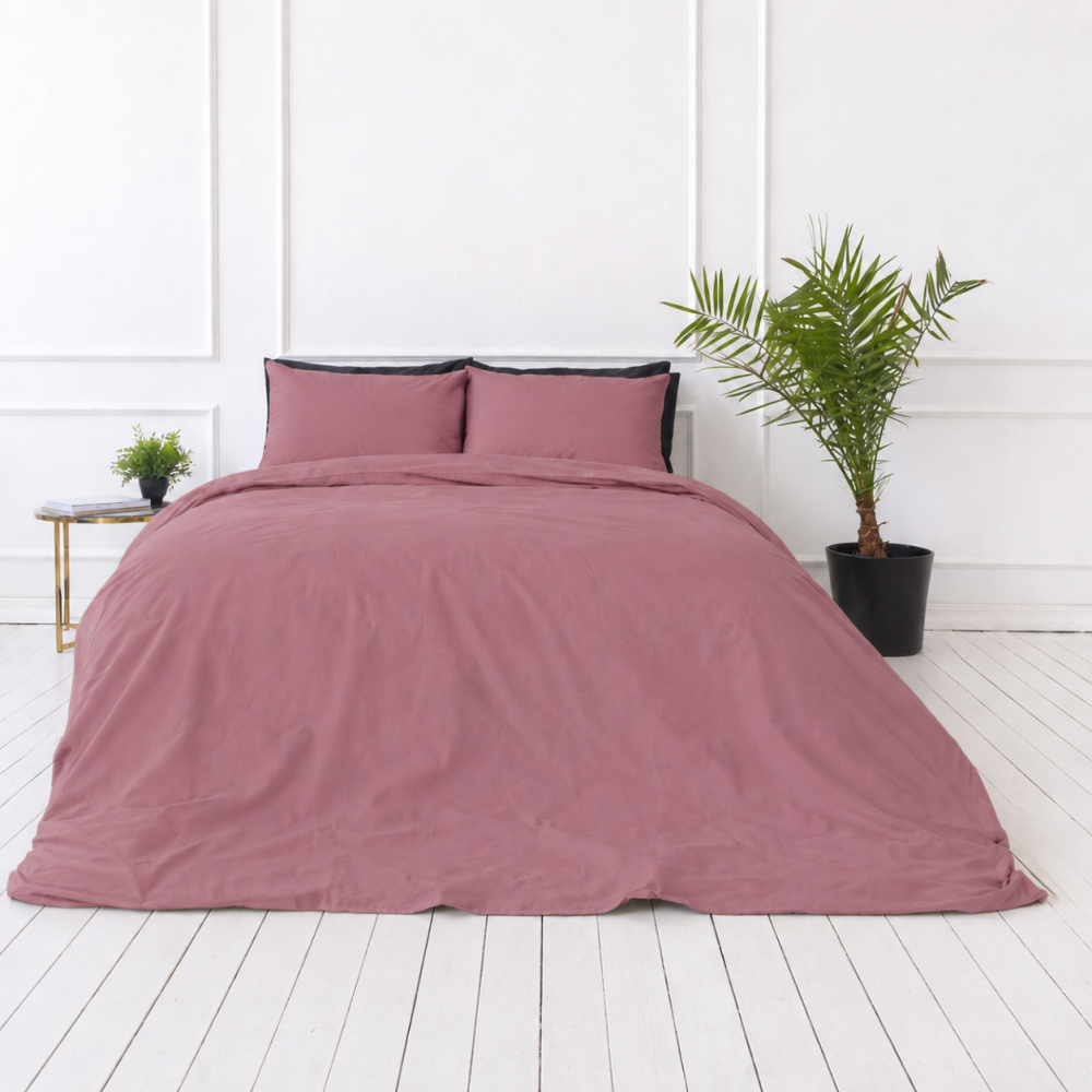 Premium satin påslakanset „Grape sateen“. Påslakanset 150x210, 140x200 cm, 150x200 cm, 160x200 cm, 180x200 cm, 200x200 cm, 200x220 cm, 240x220 cm. Mjukt rosa bäddset för en mysig sovrumsinredning Premium satin påslakanset „Grape sateen“. Påslakanset 150x210, 140x200 cm, 150x200 cm, 160x200 cm, 180x200 cm, 200x200 cm, 200x220 cm, 240x220 cm. Mjukt rosa bäddset för en mysig sovrumsinredning