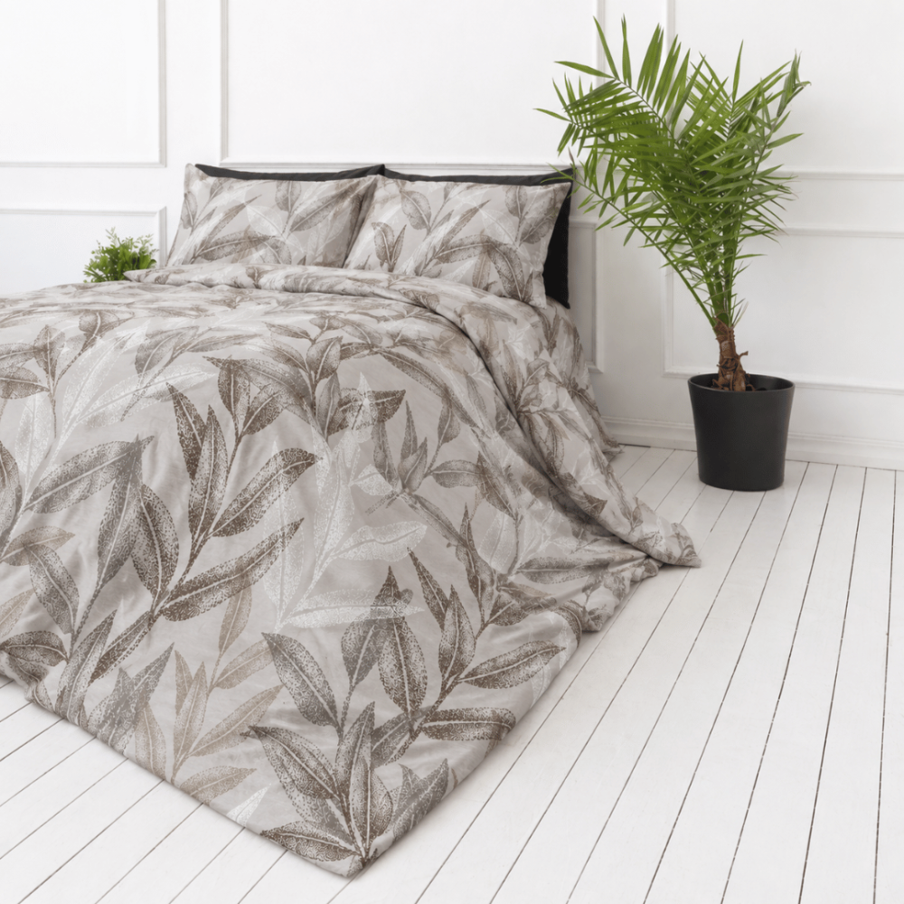Premium satin påslakanset „Painting Sand“. Påslakanset 150x210, 140x200 cm, 150x200 cm, 160x200 cm, 180x200 cm, 200x200 cm, 200x220 cm, 240x220 cm. Grädd- och brunfärgat bäddset med elegant bladmönster. Premium satin påslakanset „Painting Sand“. Påslakanset 150x210, 140x200 cm, 150x200 cm, 160x200 cm, 180x200 cm, 200x200 cm, 200x220 cm, 240x220 cm. Grädd- och brunfärgat bäddset med elegant bladmönster.