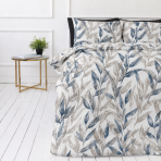 Premium satin påslakanset „Painting“. Påslakanset 150x210, 140x200 cm, 150x200 cm, 160x200 cm, 180x200 cm, 200x200 cm, 200x220 cm, 240x220 cm. Ljust bäddset med blå och beige botaniska blad