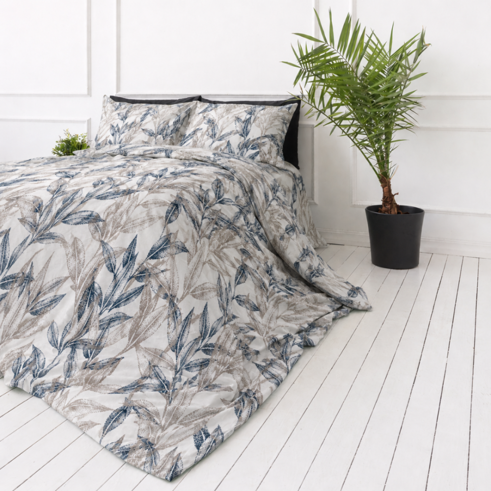 Premium satin påslakanset „Painting“. Påslakanset 150x210, 140x200 cm, 150x200 cm, 160x200 cm, 180x200 cm, 200x200 cm, 200x220 cm, 240x220 cm. Vit sängklädsel med ett subtilt blått och sandfärgat växtmönster