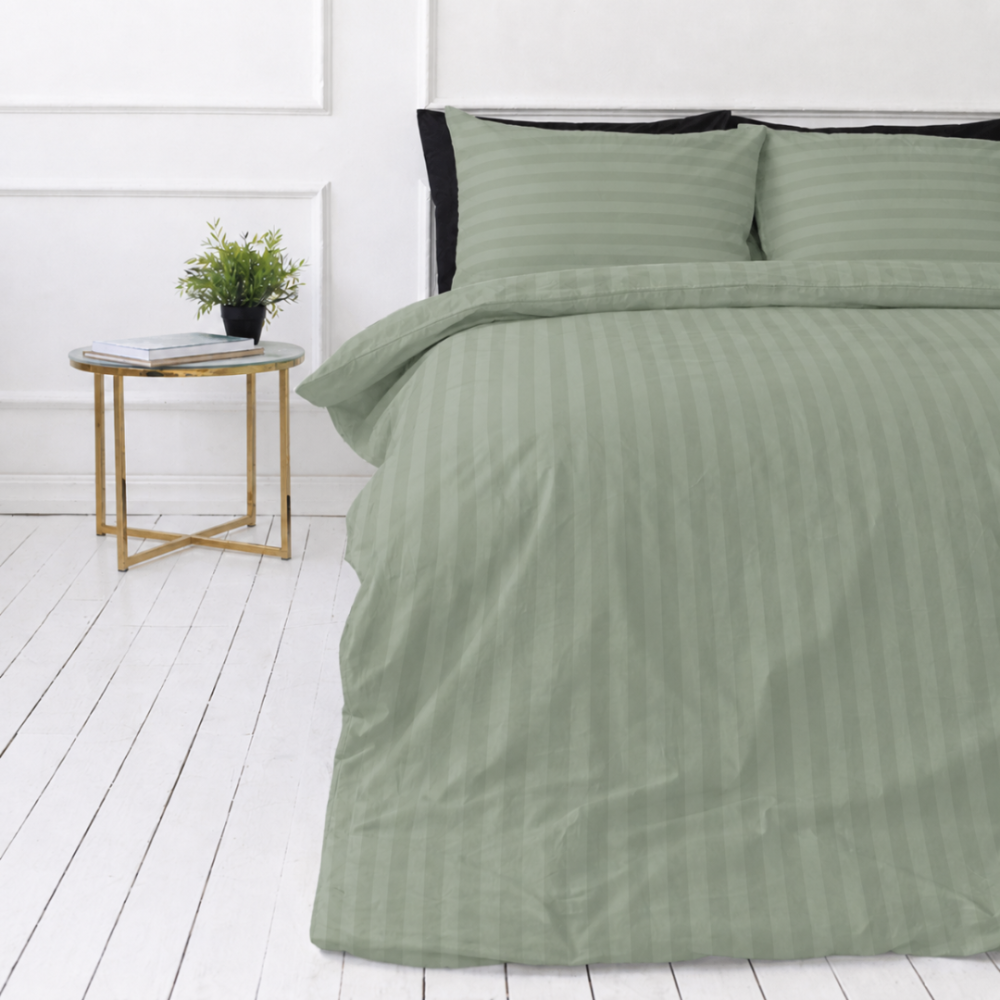 Premium satin påslakanset „Pistachio Stripe Sateen“. Påslakanset 150x210, 140x200 cm, 150x200 cm, 160x200 cm, 180x200 cm, 200x200 cm, 200x220 cm, 240x220 cm. Pastellgrön bäddning med mjuk randig design Premium satin påslakanset „Pistachio Stripe Sateen“. Påslakanset 150x210, 140x200 cm, 150x200 cm, 160x200 cm, 180x200 cm, 200x200 cm, 200x220 cm, 240x220 cm. Pastellgrön bäddning med mjuk randig design