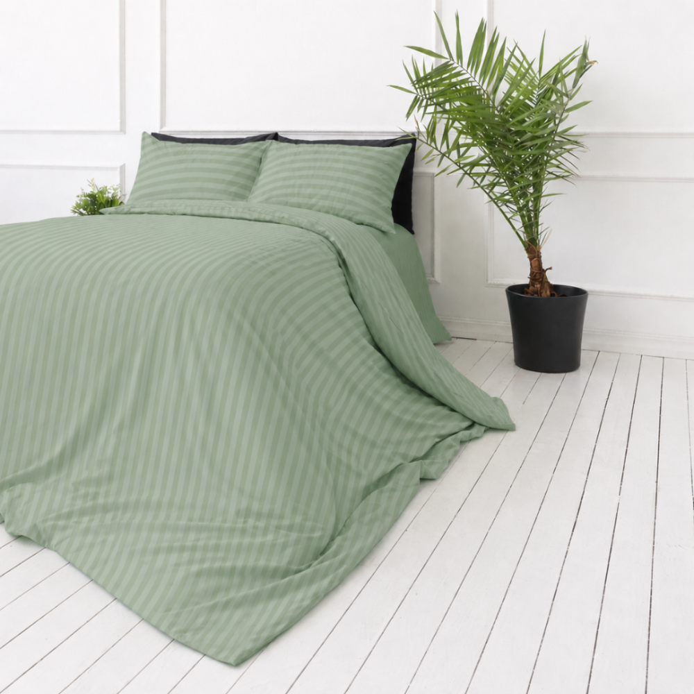 Premium satin påslakanset „Pistachio Stripe Sateen“. Påslakanset 150x210, 140x200 cm, 150x200 cm, 160x200 cm, 180x200 cm, 200x200 cm, 200x220 cm, 240x220 cm. Ljusgrönt bäddset med eleganta ränder Premium satin påslakanset „Pistachio Stripe Sateen“. Påslakanset 150x210, 140x200 cm, 150x200 cm, 160x200 cm, 180x200 cm, 200x200 cm, 200x220 cm, 240x220 cm. Ljusgrönt bäddset med eleganta ränder