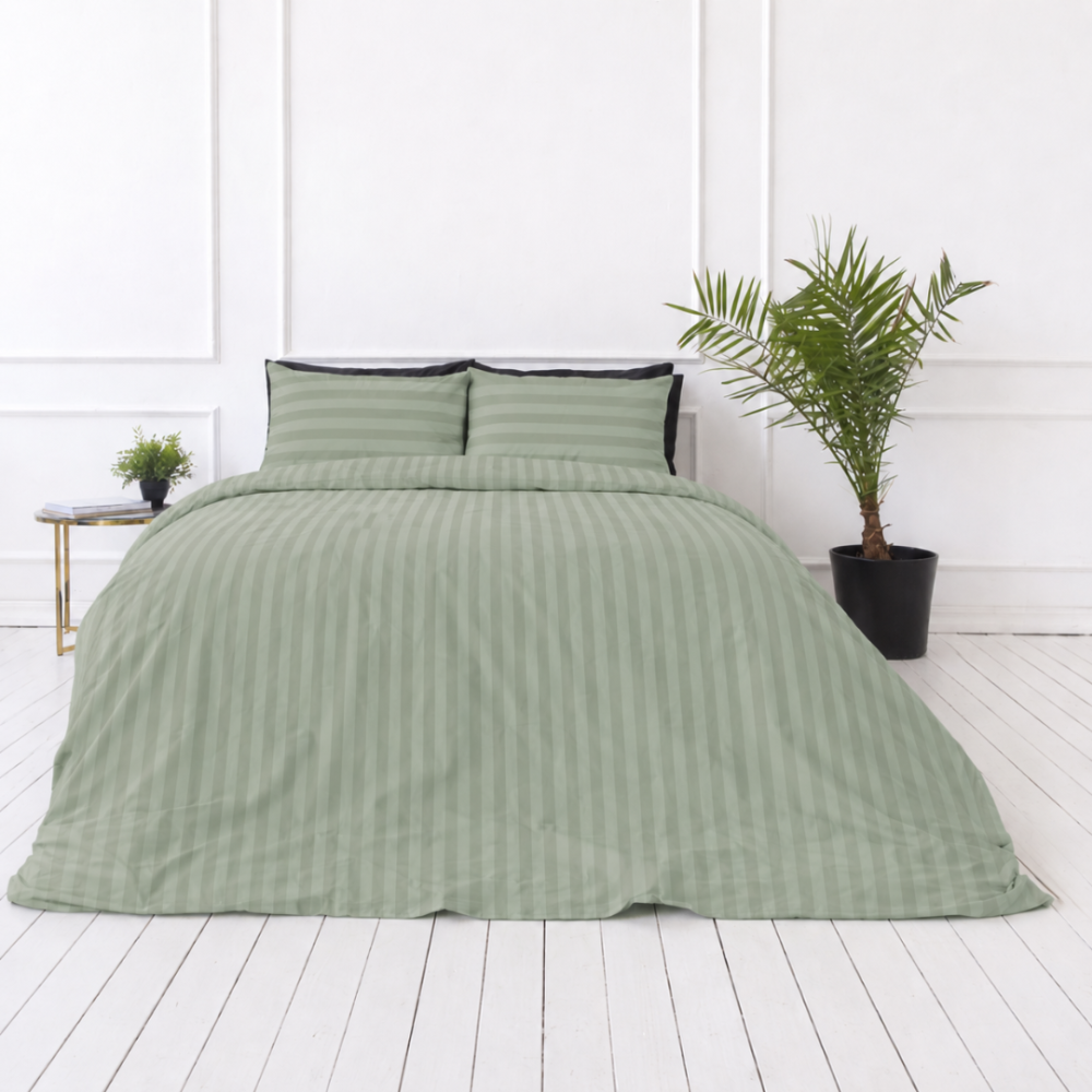 Premium satin påslakanset „Pistachio Stripe Sateen“. Påslakanset 150x210, 140x200 cm, 150x200 cm, 160x200 cm, 180x200 cm, 200x200 cm, 200x220 cm, 240x220 cm. Grönt randigt bäddset med subtilt tonalt mönster Premium satin påslakanset „Pistachio Stripe Sateen“. Påslakanset 150x210, 140x200 cm, 150x200 cm, 160x200 cm, 180x200 cm, 200x200 cm, 200x220 cm, 240x220 cm. Grönt randigt bäddset med subtilt tonalt mönster