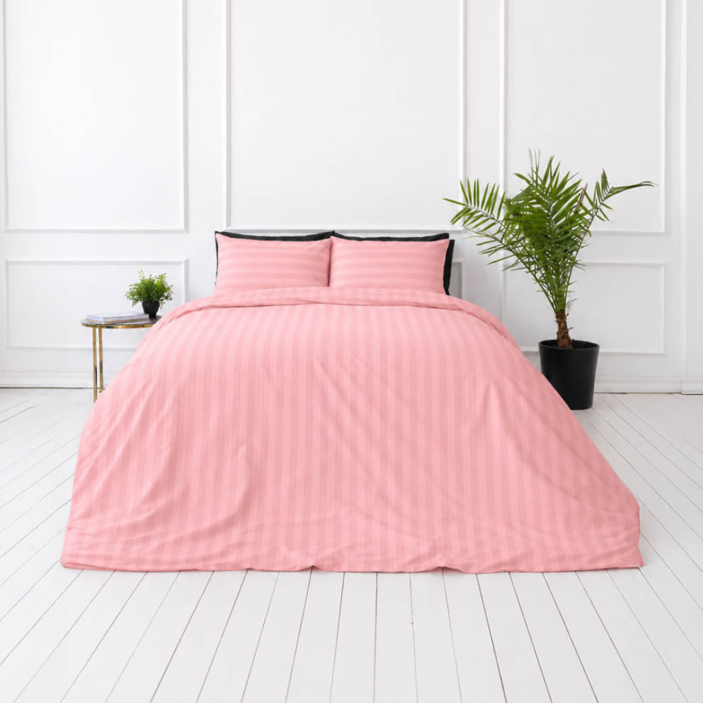 Premium satin påslakanset „Seashell Pink Stripe Sateen“. Mako satin sängkläder, 140x200 cm, 150x200 cm, 160x200 cm, 180x200 cm, 200x200 cm, 200x220 cm, 240x220 cm. Mjukt korallrosa randigt sängkläderset på sängen
