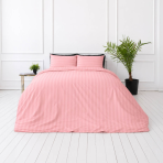 Premium satin påslakanset „Seashell Pink Stripe Sateen“. Mako satin sängkläder, 140x200 cm, 150x200 cm, 160x200 cm, 180x200 cm, 200x200 cm, 200x220 cm, 240x220 cm. Mjukt korallrosa randigt sängkläderset på sängen