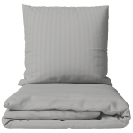 Premium satin påslakanset „Silver Stripe Sateen“. Påslakanset 150x210, 140x200 cm, 150x200 cm, 160x200 cm, 180x200 cm, 200x200 cm, 200x220 cm, 240x220 cm. Grått bäddset med subtilt randigt mönster