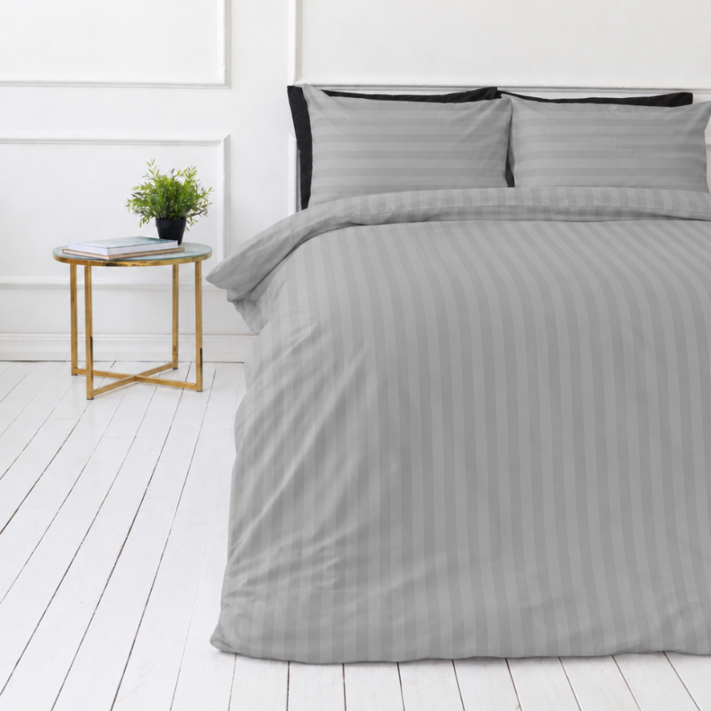 Premium satin påslakanset „Silver Stripe Sateen“. Påslakanset 150x210, 140x200 cm, 150x200 cm, 160x200 cm, 180x200 cm, 200x200 cm, 200x220 cm, 240x220 cm. Grått randigt bäddset med mjuk satinliknande effekt