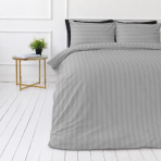 Premium satin påslakanset „Silver Stripe Sateen“. Påslakanset 150x210, 140x200 cm, 150x200 cm, 160x200 cm, 180x200 cm, 200x200 cm, 200x220 cm, 240x220 cm. Grått randigt bäddset med mjuk satinliknande effekt