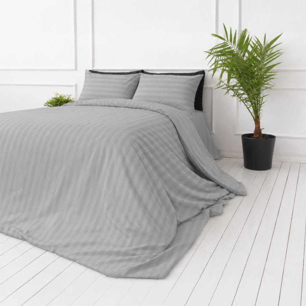 Premium satin påslakanset „Silver Stripe Sateen“. Påslakanset 150x210, 140x200 cm, 150x200 cm, 160x200 cm, 180x200 cm, 200x200 cm, 200x220 cm, 240x220 cm. Ljusgrå bäddning med eleganta tonade ränder