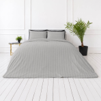 Premium satin påslakanset „Silver Stripe Sateen“. Påslakanset 150x210, 140x200 cm, 150x200 cm, 160x200 cm, 180x200 cm, 200x200 cm, 200x220 cm, 240x220 cm. Ljusgrått bäddset med subtila ränder