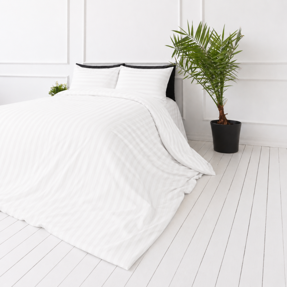 Premium satin påslakanset „White Stripe Sateen“. Mako satin sängkläder, 140x200 cm, 150x200 cm, 160x200 cm, 180x200 cm, 200x200 cm, 200x220 cm, 240x220 cm. Vitt randigt bäddset med elegant och ren design
