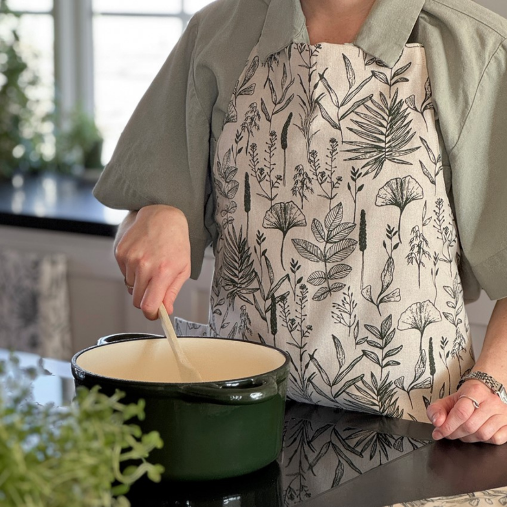 Förkläde „Ralph apron“. Förkläden. Förkläde med subtila grågröna blad- och växtmotiv Förkläde „Ralph apron“. Förkläden. Förkläde med subtila grågröna blad- och växtmotiv