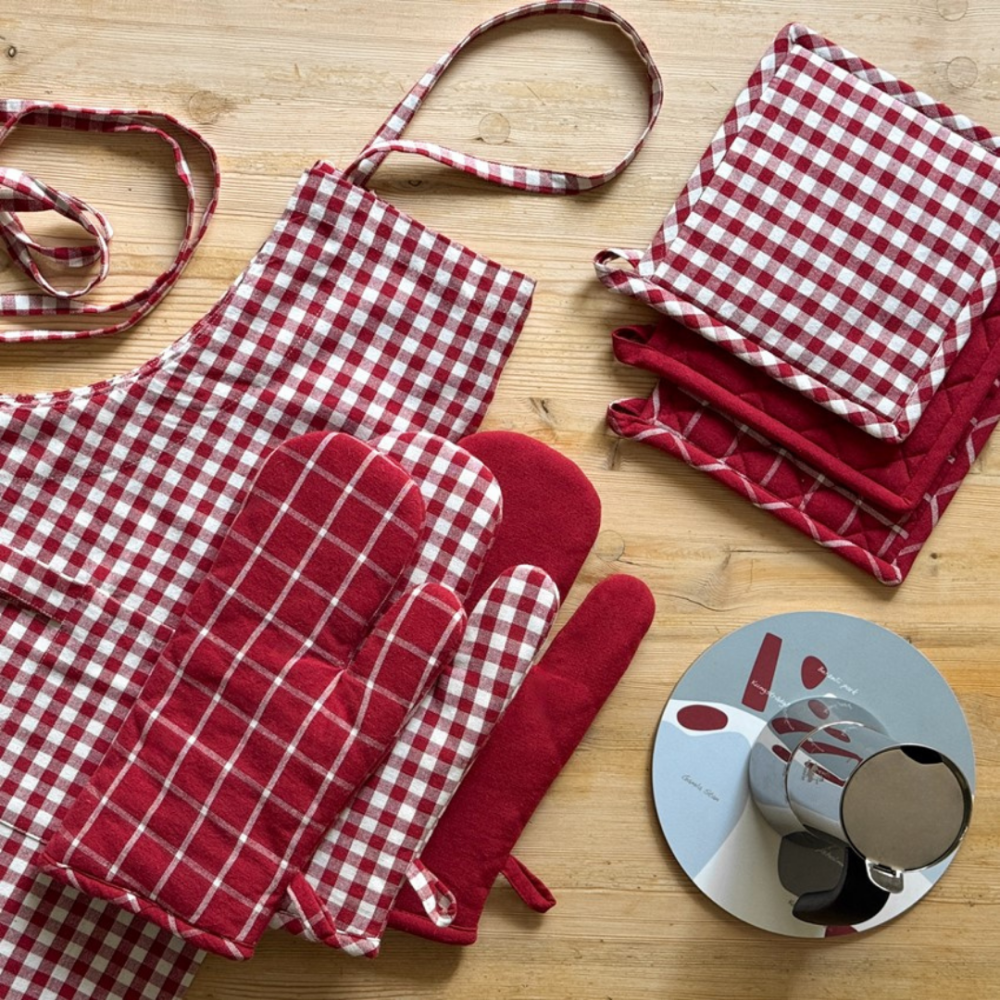 Förkläde „Ulla apron“. Förkläden. Köksförkläde med små röda och vita rutor Förkläde „Ulla apron“. Förkläden. Köksförkläde med små röda och vita rutor