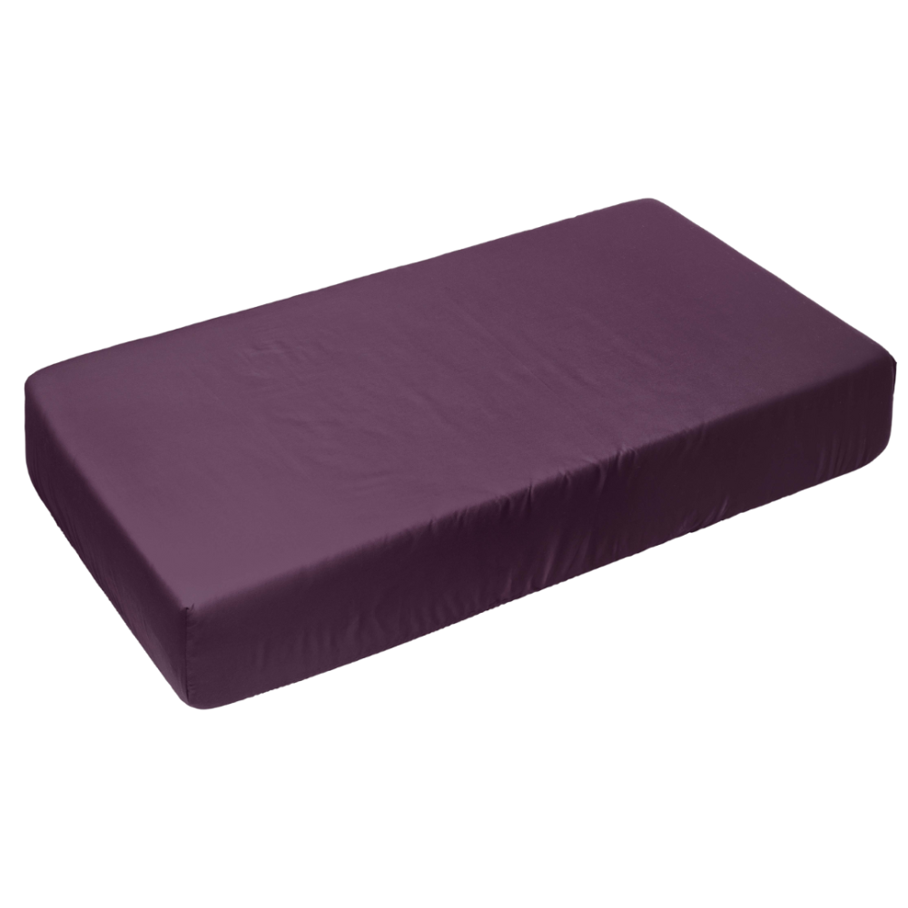 Satinlakan „Plum glow“, 150x220 cm, 200x220 cm, 220x240 cm Satinlakan „Plum glow“, 150x220 cm, 200x220 cm, 220x240 cm