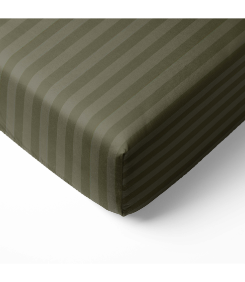 Satinlakan „Moss Green Stripe Satin flat sheet“. Lakan utan resår
