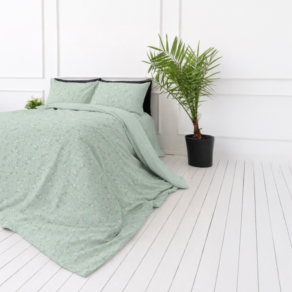 Satin påslakanset „Carlone“. Påslakanset 135x200, 140x200 cm, 200x200 cm, 200x220 cm. Mintfärgat bäddset med subtila vita och krämfärgade blommor Satin påslakanset „Carlone“. Påslakanset 135x200, 140x200 cm, 200x200 cm, 200x220 cm. Mintfärgat bäddset med subtila vita och krämfärgade blommor