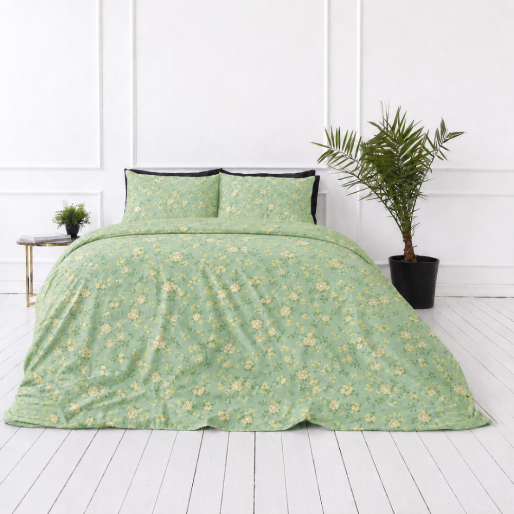 Satin påslakanset „Carlone“. Gröna sängkläder, 140x200 cm, 200x200 cm, 200x220 cm. Blommigt bäddset i bomullssatin på mjukt grön bakgrund Satin påslakanset „Carlone“. Gröna sängkläder, 140x200 cm, 200x200 cm, 200x220 cm. Blommigt bäddset i bomullssatin på mjukt grön bakgrund