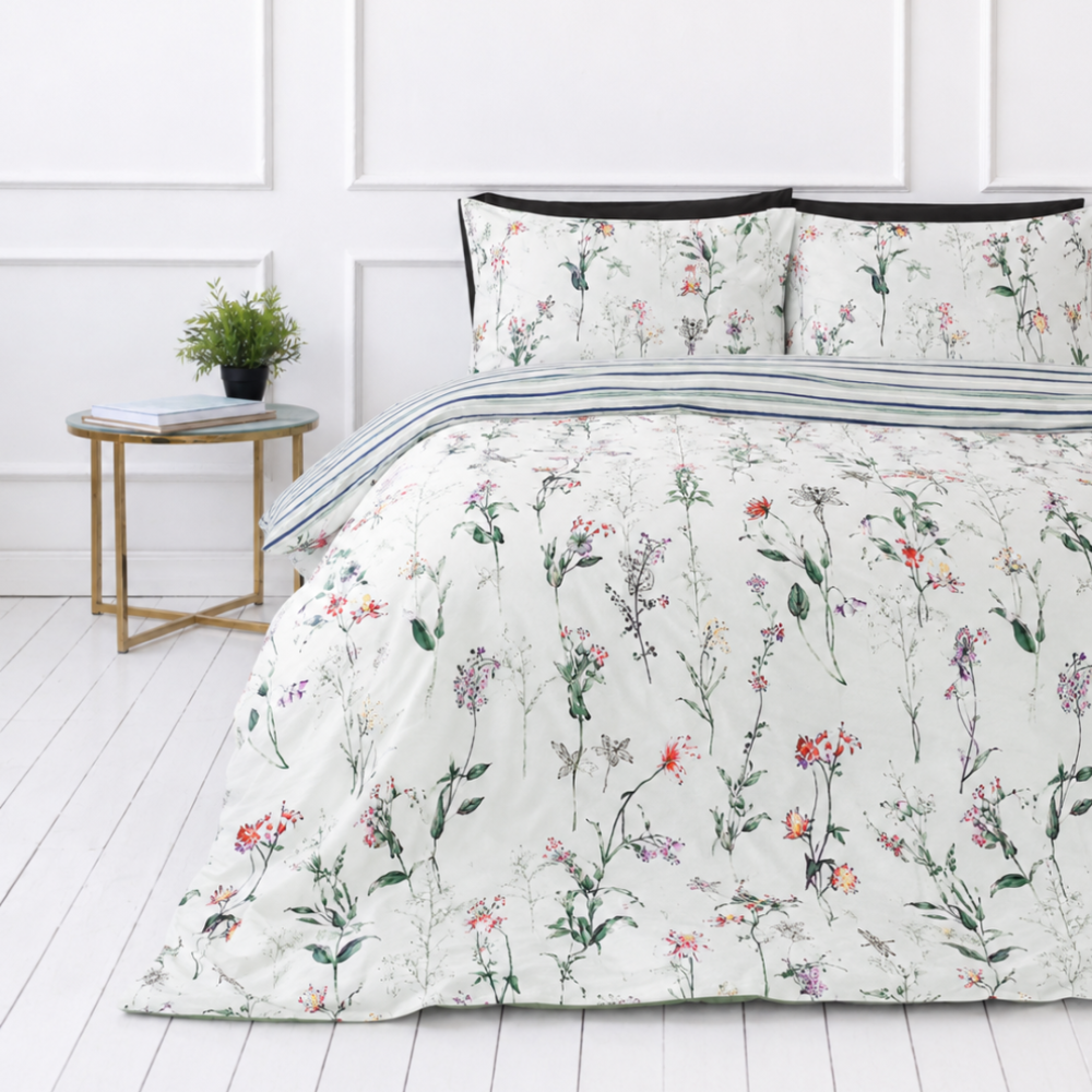 Satin påslakanset „Caroline“. Sängkläder 155x200, 140x200 cm, 150x200 cm, 160x200 cm, 180x200 cm, 200x200 cm, 200x220 cm. Pastellgrönt sängkläderset med mångfärgade blommor. Satin påslakanset „Caroline“. Sängkläder 155x200, 140x200 cm, 150x200 cm, 160x200 cm, 180x200 cm, 200x200 cm, 200x220 cm. Pastellgrönt sängkläderset med mångfärgade blommor.