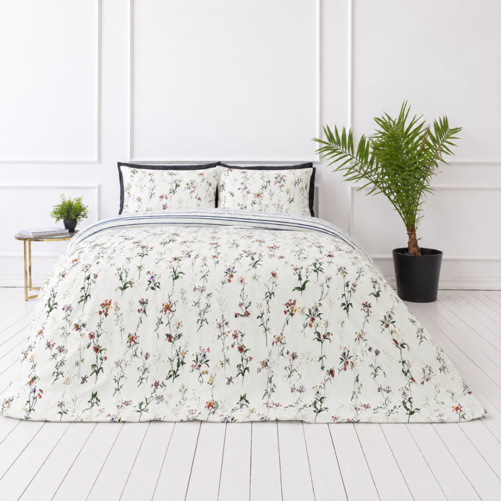 Satin påslakanset „Caroline“. Sängkläder 155x200, 140x200 cm, 150x200 cm, 160x200 cm, 180x200 cm, 200x200 cm, 200x220 cm. Subtilt ljusgrönt sängkläderset med brokigt blommönster. Satin påslakanset „Caroline“. Sängkläder 155x200, 140x200 cm, 150x200 cm, 160x200 cm, 180x200 cm, 200x200 cm, 200x220 cm. Subtilt ljusgrönt sängkläderset med brokigt blommönster.